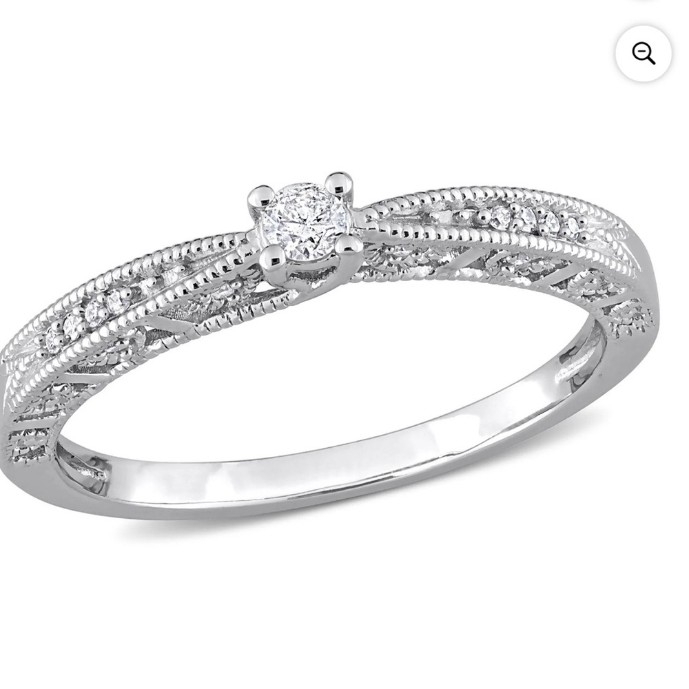 Size 6 sterling silver ring with a small diamond by the Everly Rings company